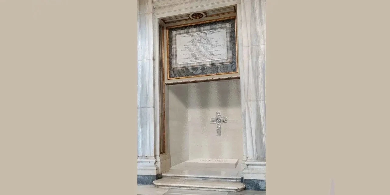 Túmulo do papa foi feito com pedra da região de seus avós, na Itália