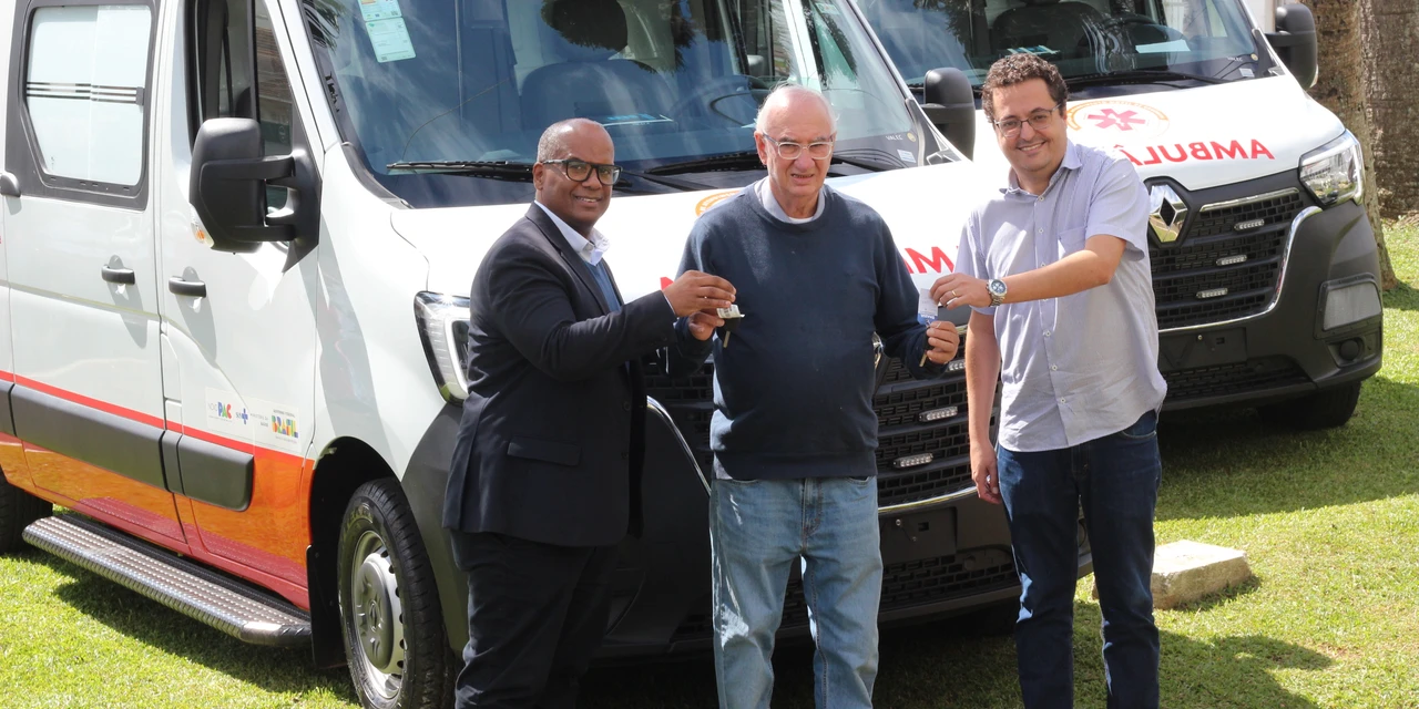 SAMU de Castro recebe duas novas ambulâncias para renovar frota