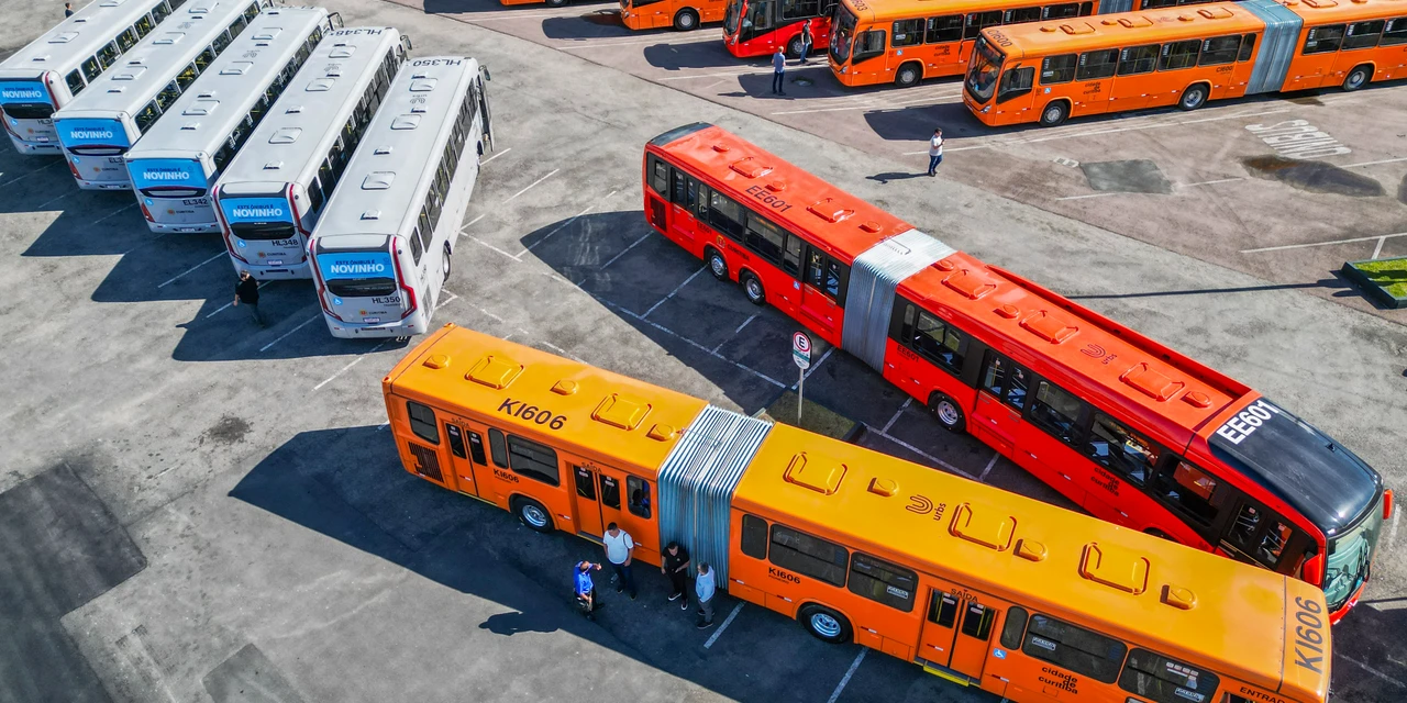 Prefeito entrega 45 novos ônibus para atender 13 linhas do transporte de Curitiba; veja quais