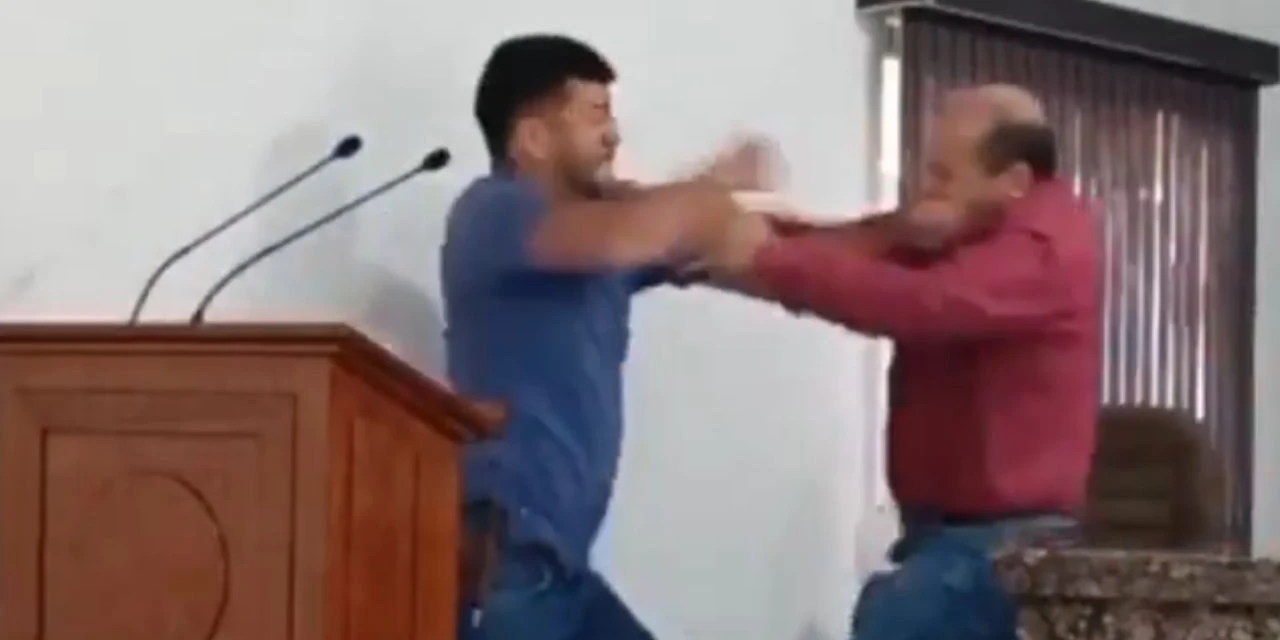 Vereadores trocam socos durante sessão; veja vídeo