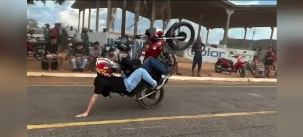 Vídeo: Prefeito polemiza ao participar de manobra de moto; "Deu pra dar uns grau nervoso"
