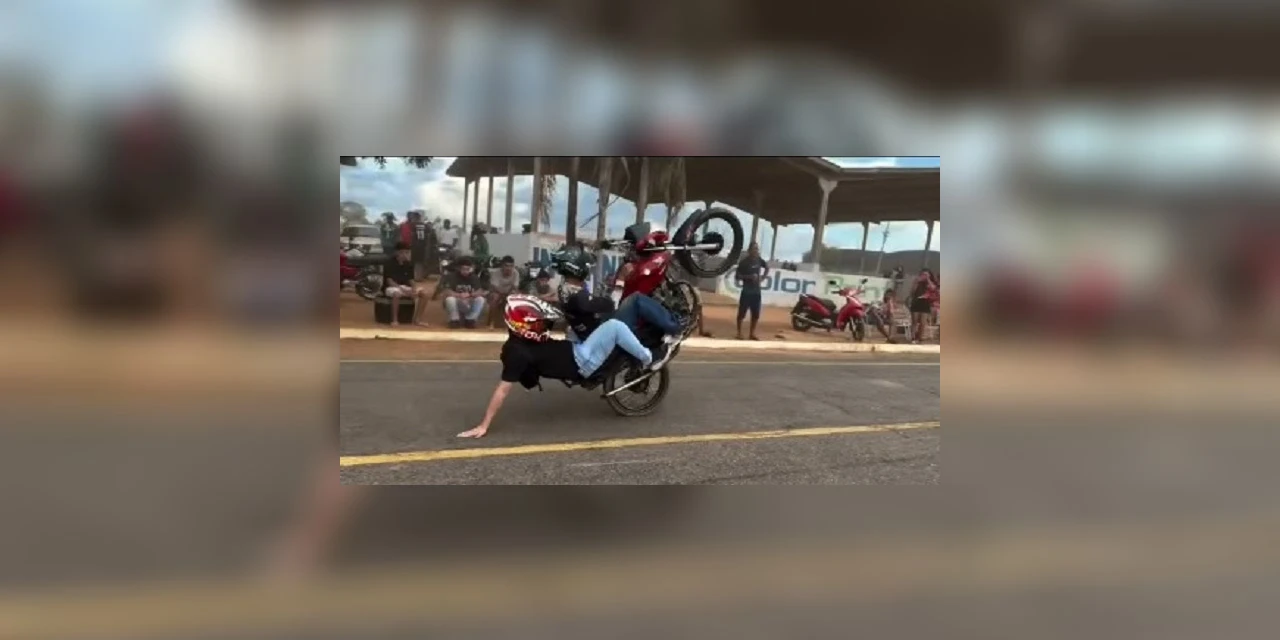 Vídeo: Prefeito polemiza ao participar de manobra de moto; "Deu pra dar uns grau nervoso"