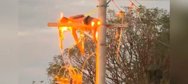 Vídeo: Homem morre após levar descarga elétrica ao subir em poste