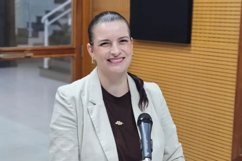 Pode beber no bico da garrafa? Especialista em etiqueta responde