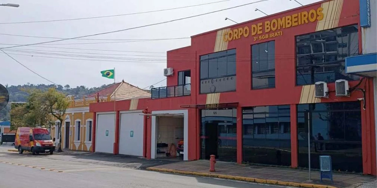 Homem acorda de madrugada, olha pela janela e vê seu carro em chamas