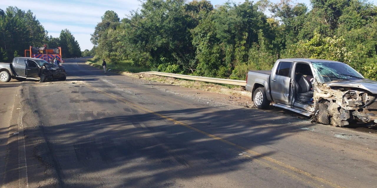Colisão entre duas caminhonetes deixa três feridos em rodovia da região