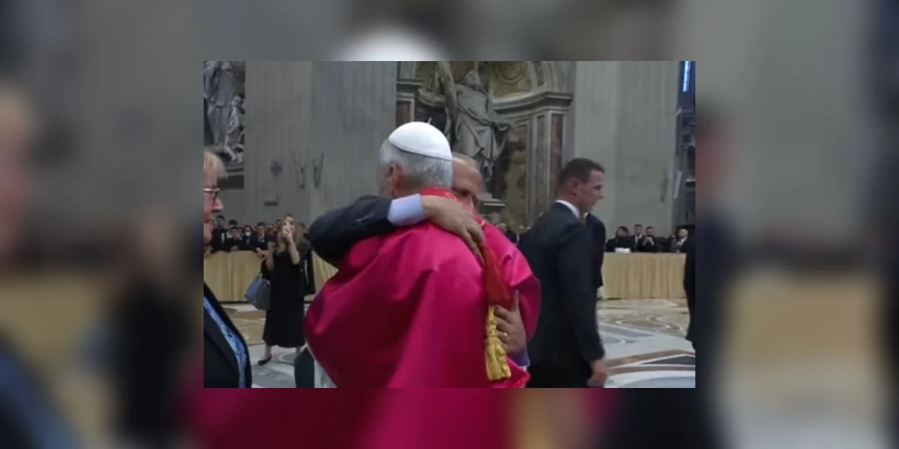Vídeo: Papa Leão XIV rompe protocolo e abraça irmão em missa inaugural