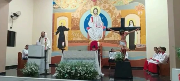 Vídeo: Tiros interrompem missa e fiéis entram em pânico