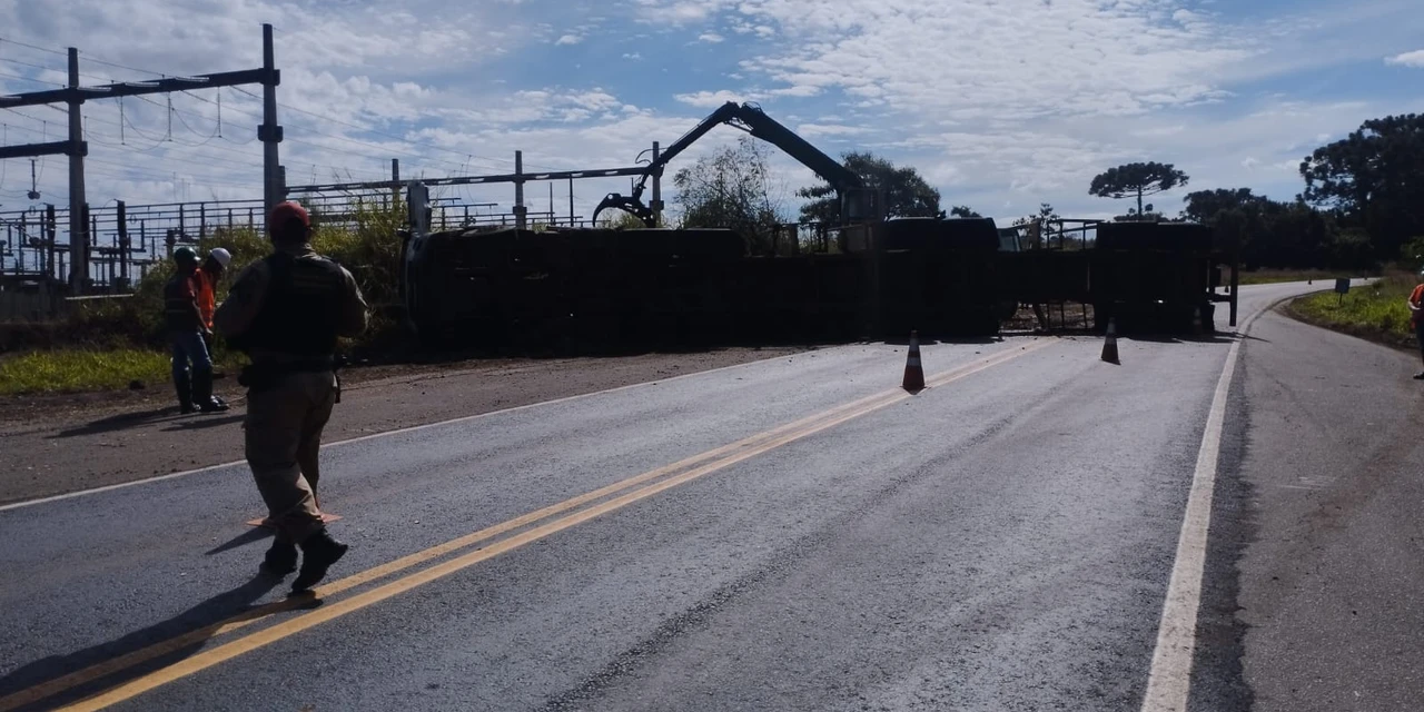 Acidente com caminhão interdita totalmente trecho da PR-160