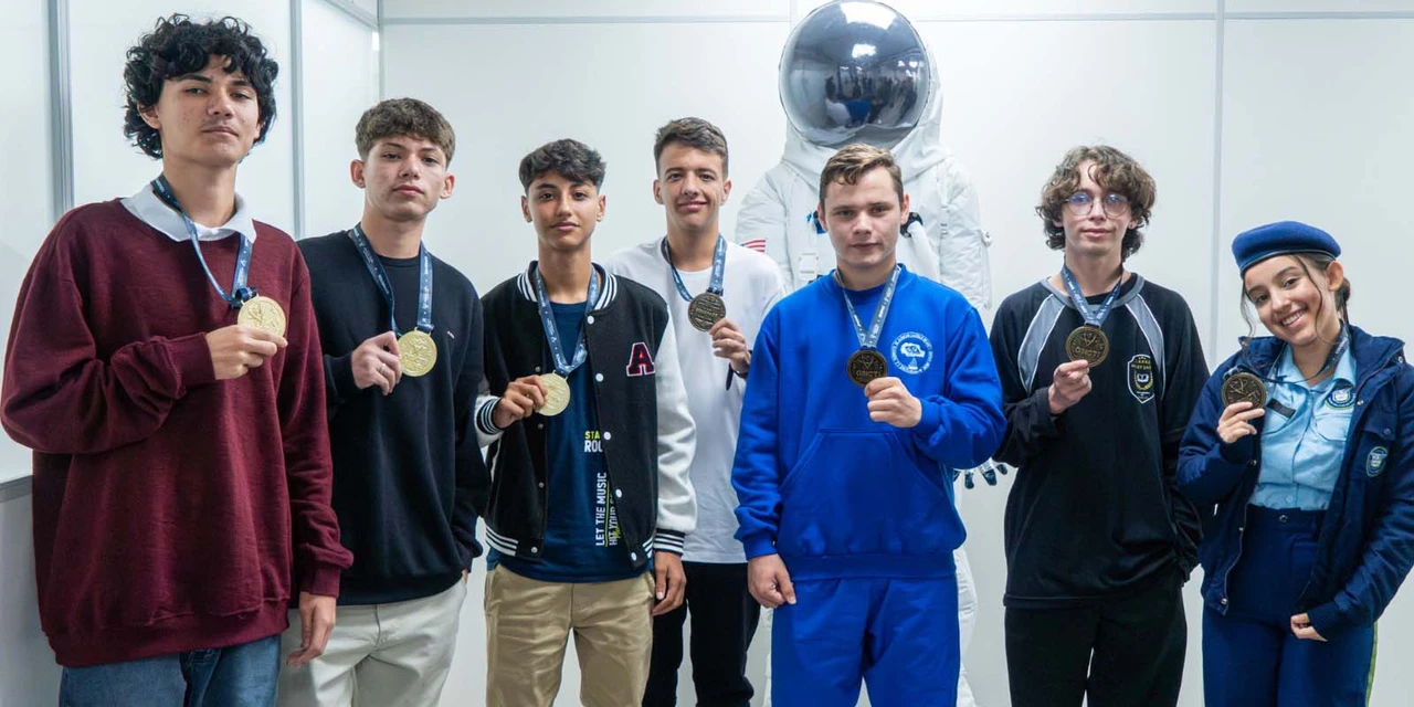 Alunos da rede estadual recebem medalhas da Olimpíada Brasileira de Inovação, Ciência e Tecnologia