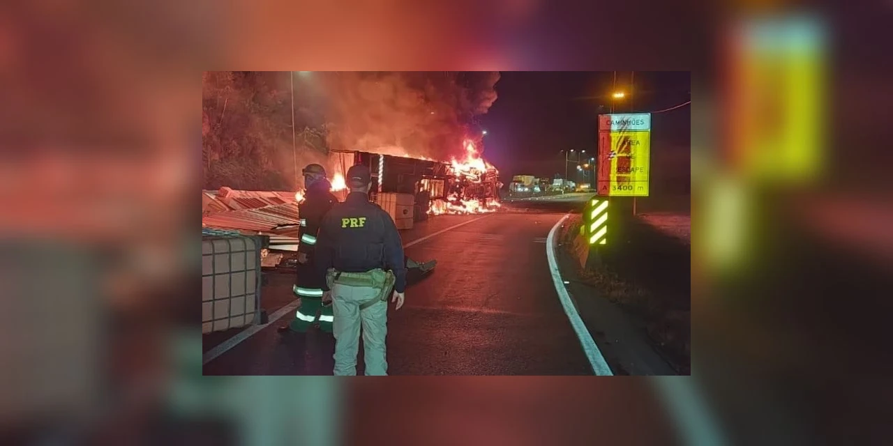 Motorista morre após caminhão tombar e pegar fogo na BR-376