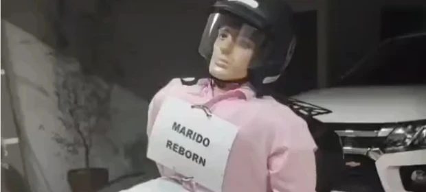 Vídeo: Mulher viaja 2 mil km com 'marido reborn' na moto e viraliza nas redes sociais