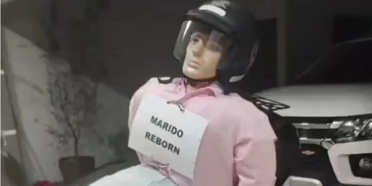 Vídeo: Mulher viaja 2 mil km com 'marido reborn' na moto e viraliza nas redes sociais