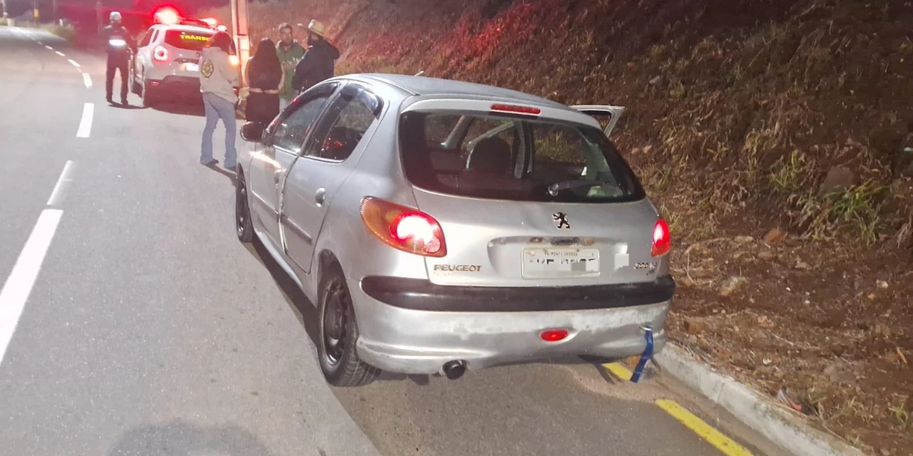 Motorista sem CNH é flagrado dirigindo Peugeot com licenciamento vencido