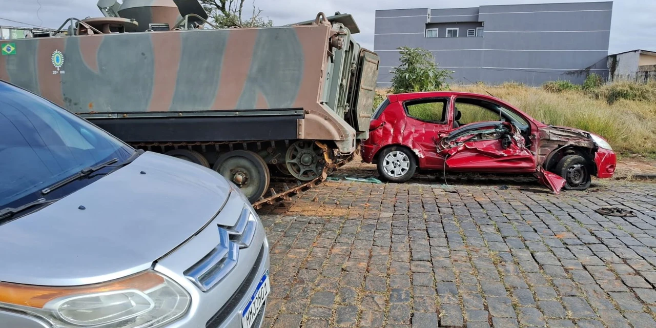 Blindado do Exército colide com carros estacionados em Ponta Grossa