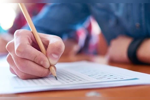 Universidade no PR abre seleção para professores; salários são de R$ 10,6 mil