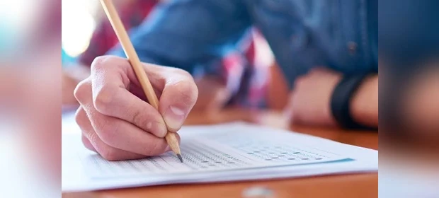 Universidade no PR abre seleção para professores; salários são de R$ 10,6 mil