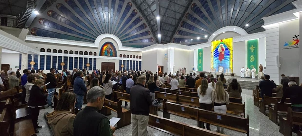 Primeiro dia da Festa de Sant’Ana reúne grande número de fiéis; veja fotos