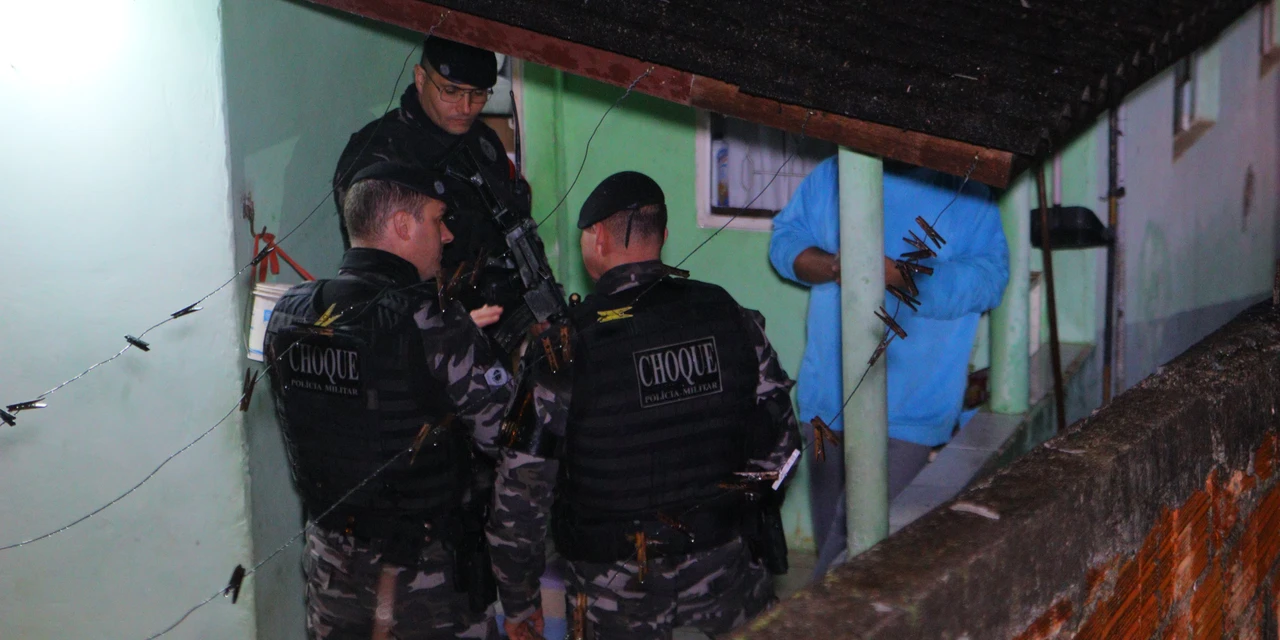 Policiais resgatam mulher após imóvel vizinho pegar fogo em PG
