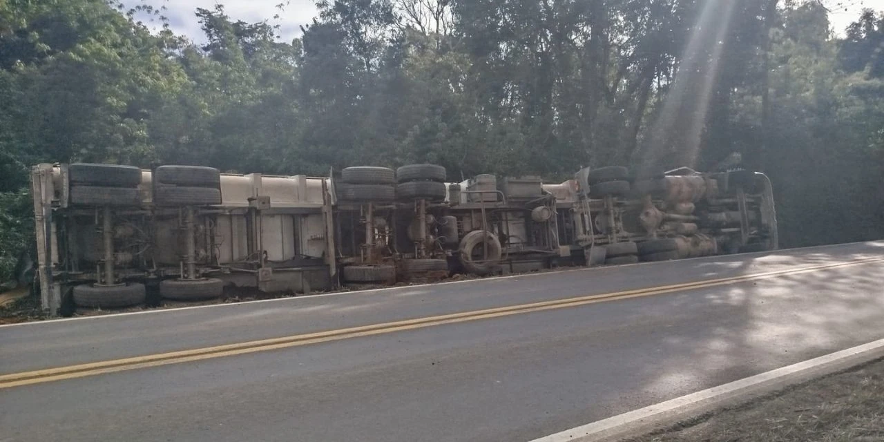 Caminhão de Reserva se envolve em acidente na PR-441