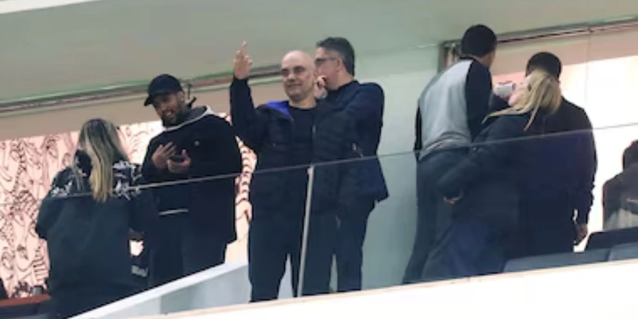 Jornalista que registrou gesto obsceno de Moraes é demitido