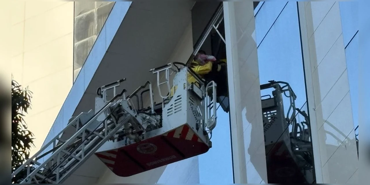 VÍDEO: Bombeiros resgatam mulher e criança após incêndio em condomínio em SC