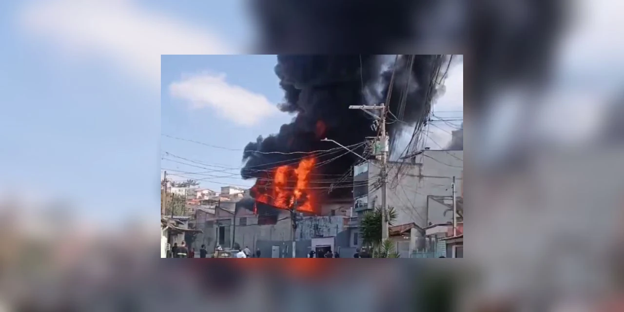 Incêndio de grandes proporções atinge fábrica em São Paulo