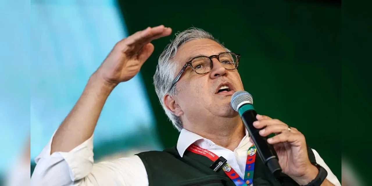 Padilha afirma que cancelamento de vistos da filha e esposa é um "ato covarde"