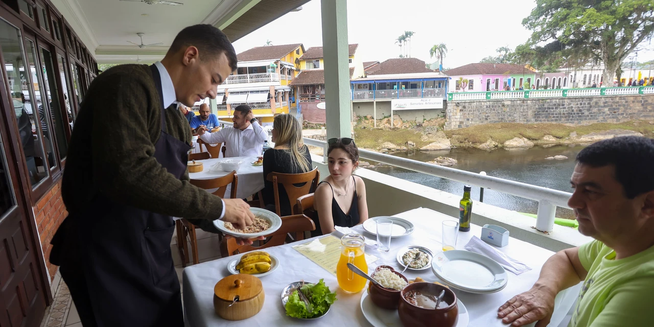 Com empregos em alta e crescimento nas atividades, turismo mantém expansão no Paraná