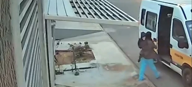 Criança é esquecida por motorista em van escolar e encontrada sozinha em rua de Castro