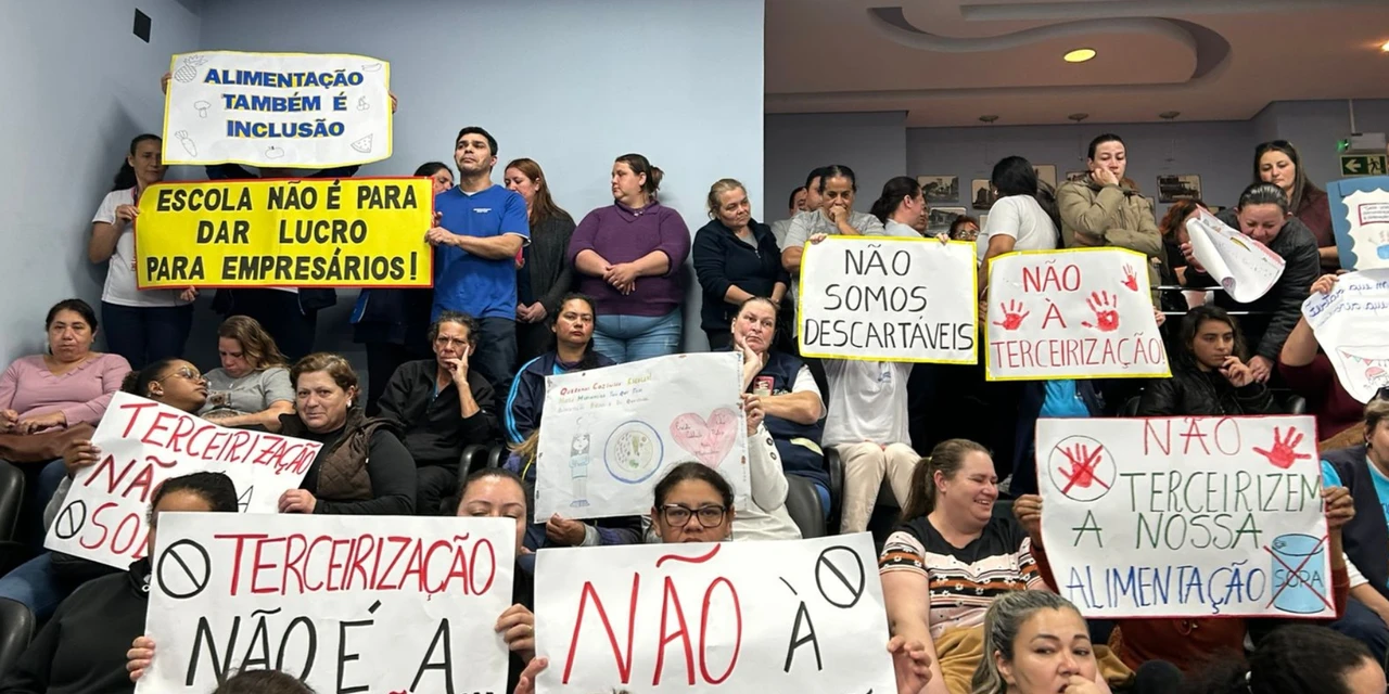Servidores protestam na Câmara contra terceirização da merenda em PG