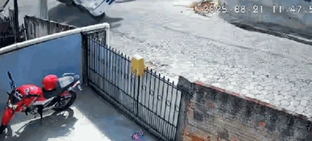 Vídeo: Caminhão tomba após não conseguir subir ladeira