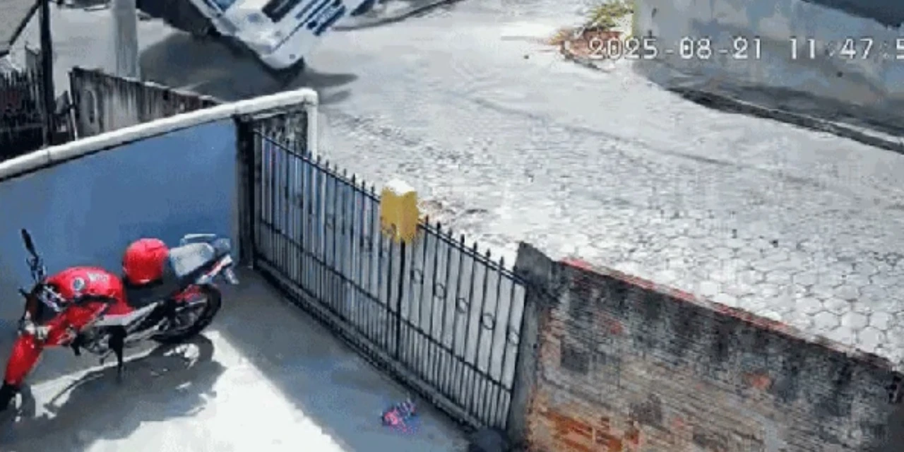 Vídeo: Caminhão tomba após não conseguir subir ladeira