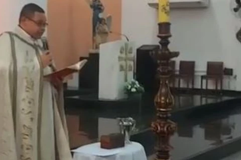 Batizado termina em denúncia após padre evitar dizer nome da criança; veja