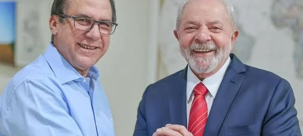 Artigo: 'Emprego em alta: Brasil resiste ao tarifaço norte-americano', por Oliveiros Marques