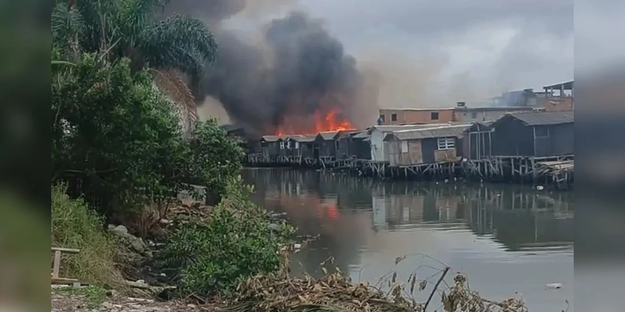 Incêndio atinge cerca de 50 residências em comunidade em Santos