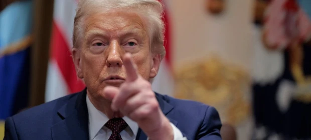 Tribunal considera tarifas de Trump ilegais, mas ele reage em defesa das medidas
