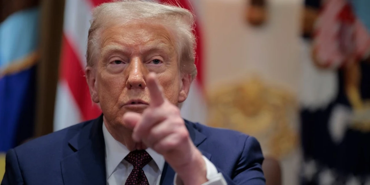 Trump diz que EUA atirou em navio da Venezuela que transportava drogas