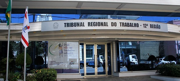 Justiça do Trabalho condena farmácia por assaltos a balconista
