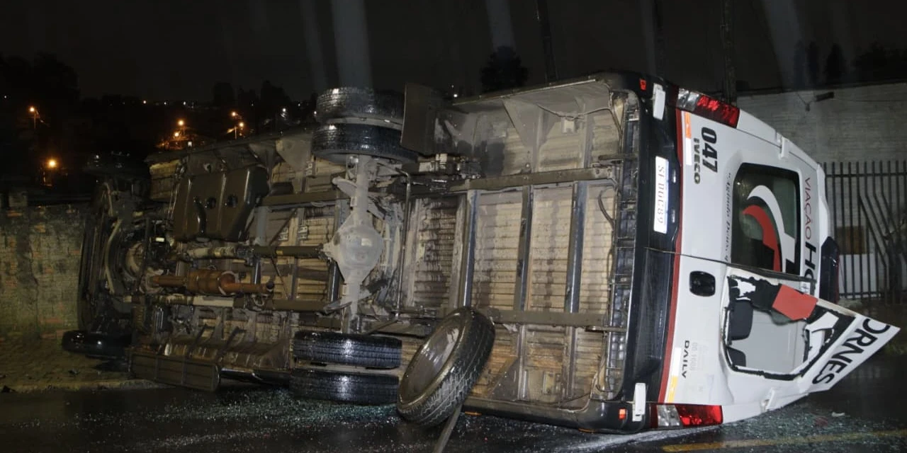 Fotos: Carro avança preferencial e atinge van com trabalhadores em PG