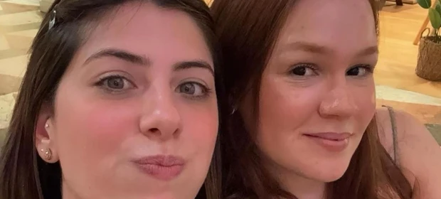 Unidas pelo chifre: Jovens descobrem que namoravam o mesmo homem e viralizam nas redes sociais