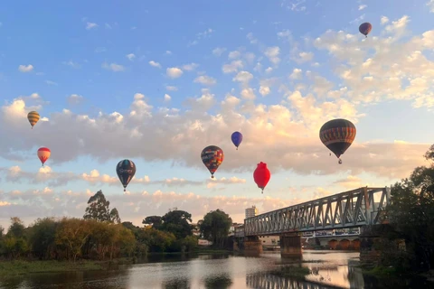 Balões colorem céu de Castro na abertura do 'Festival da Primavera'
