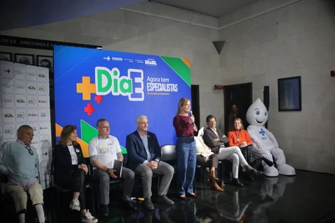 Em Curitiba, Gleisi ressalta força do mutirão de atendimentos do Ministério da Saúde