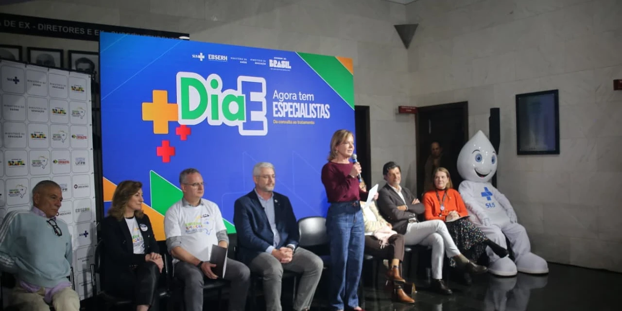 Em Curitiba, Gleisi ressalta força do mutirão de atendimentos do Ministério da Saúde