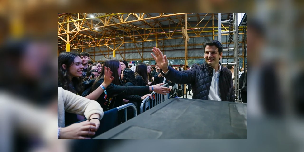 Eduardo Pimentel participa do Dia Nacional da Juventude, que reuniu 14 mil pessoas em Curitiba