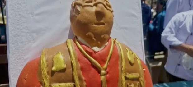 Fiéis criam bolo com rosto do Papa Leão em homenagem ao 70º aniversário