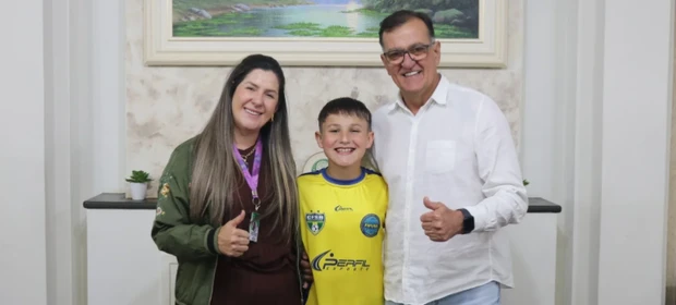 Prefeito de Tibagi recebe atleta local campeão internacional de futsal