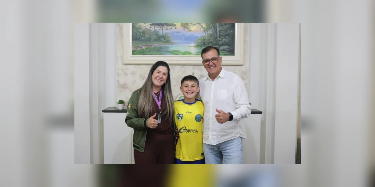 Prefeito de Tibagi recebe atleta local campeão internacional de futsal