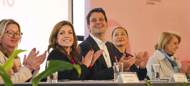 Outubro Rosa: Eduardo Pimentel e Paula Mocellin abrem a campanha em Curitiba e incentivam as mulheres a se cuidarem