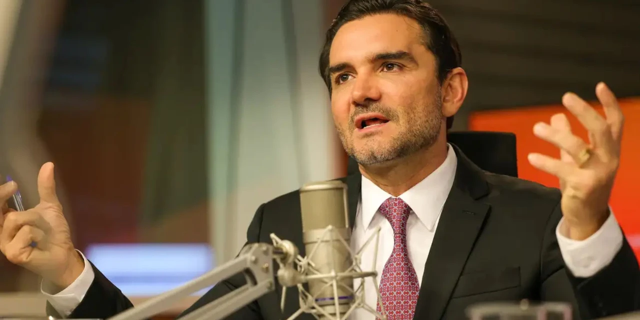 Celso Sabino entrega carta de demissão do Ministério do Turismo